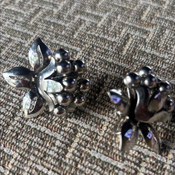 Elegant Silver Floral Earrings - Picture 1 of 5